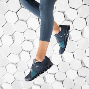 ON CLOUDSTRATUS Running Shoes